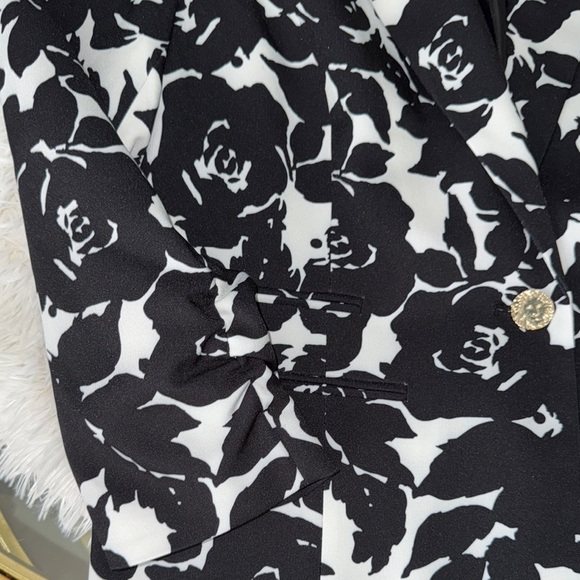 Elegant Black and White Floral Women's Blazer - Picture 5 of 5